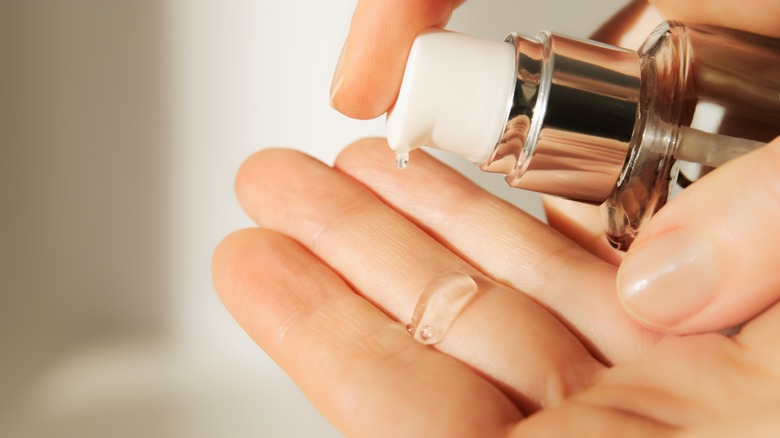 Hand dispensing clear serum