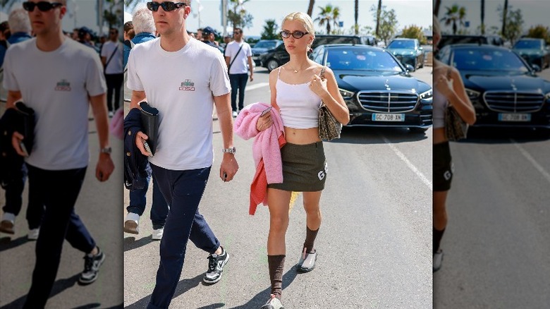 woman wearing white sleeveless baby tee