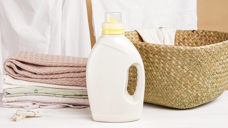 Detergent bottle and laundry supplies