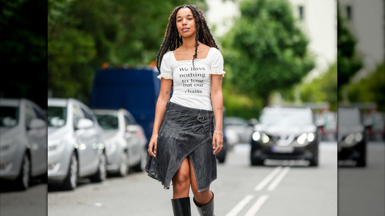 woman wearing dark gray skirt