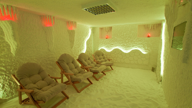 Salt room with halogenerator