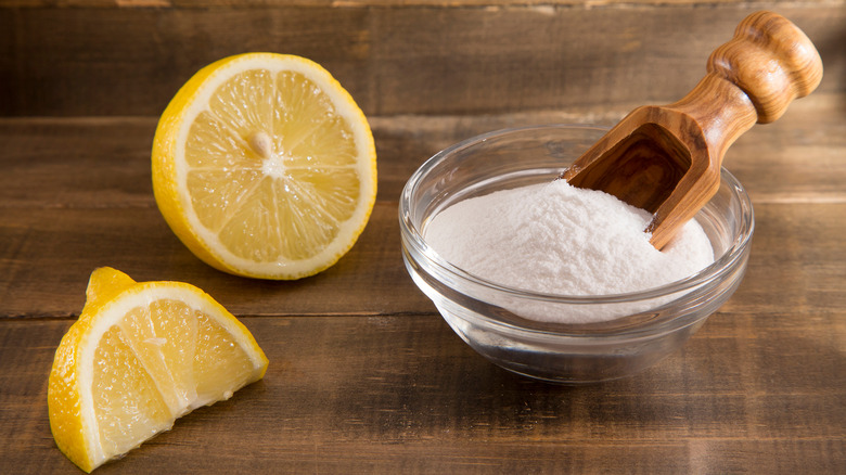 Lemon and bowl of baking soda