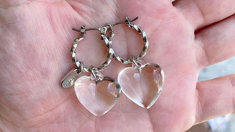 Earrings with acrylic hearts