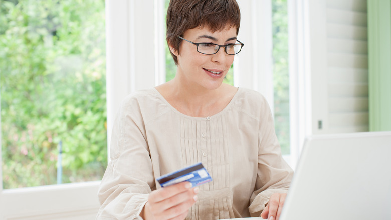 woman with short hair online shopping