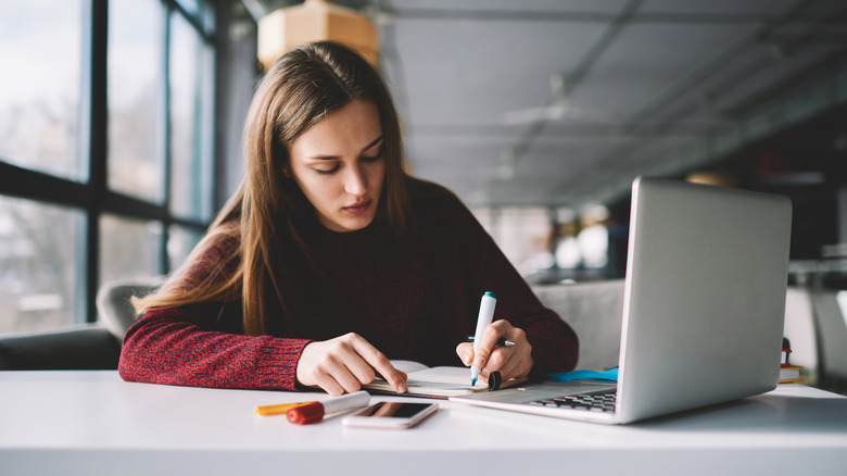 woman making to do list