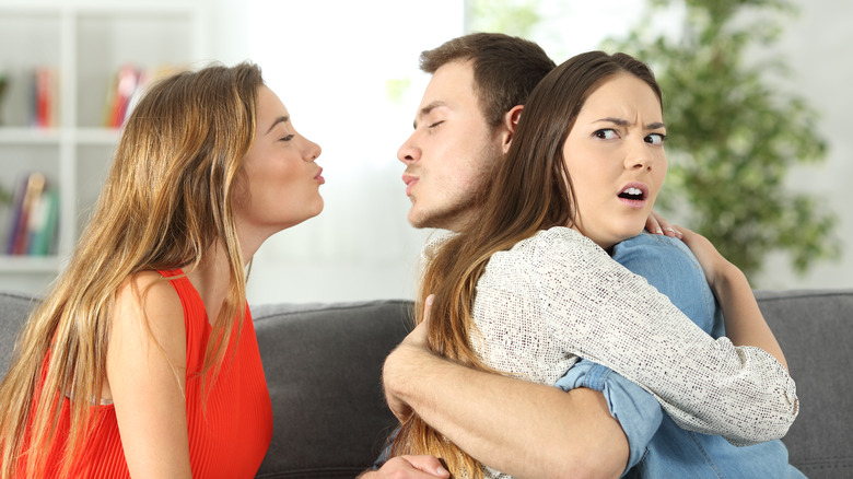 Woman finding out her boyfriend cheats 