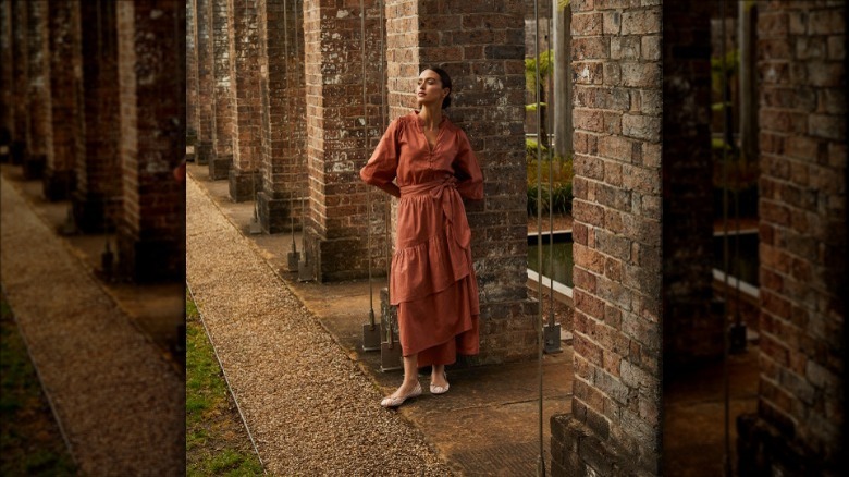 woman wearing outfit with black ballet flats