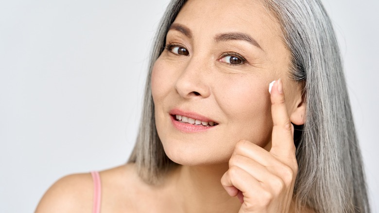 woman applying sunscreen