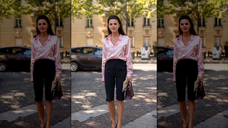 woman wearing black capris