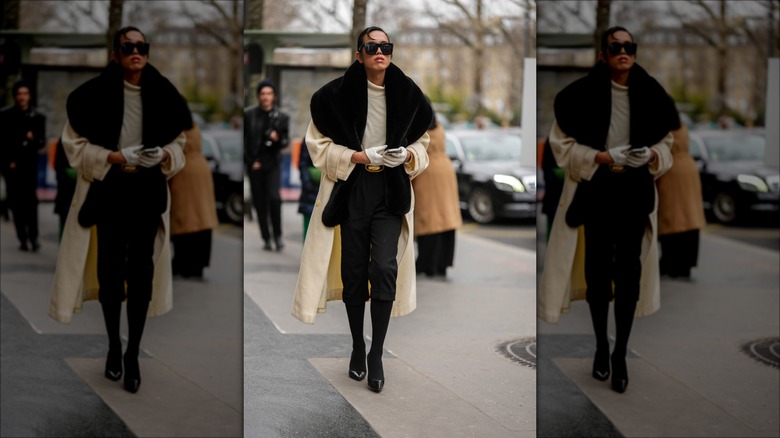 woman wearing black capris