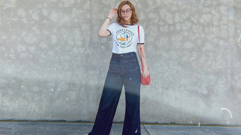 Girl wearing t-shirt, wide-leg jeans