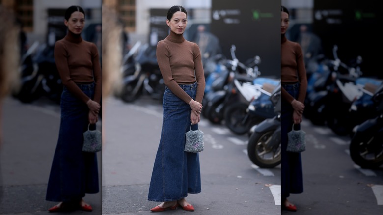 woman wearing maxi skirt and flats