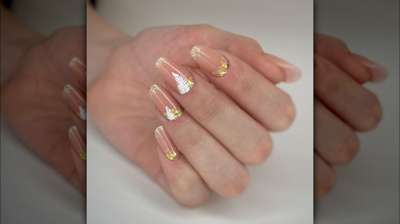 manicure with gold