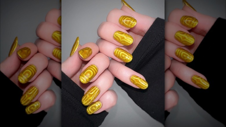 gold nails