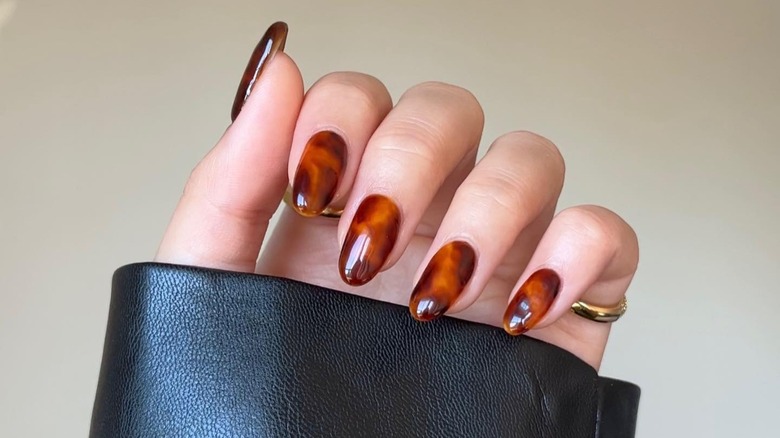 rounded nails tortoiseshell design