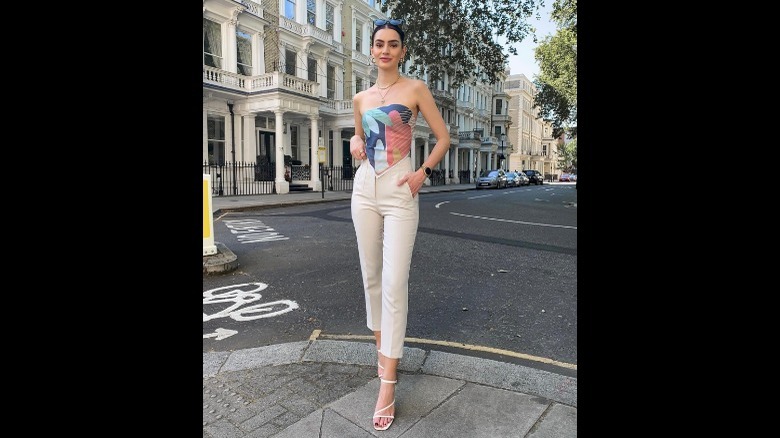 woman wearing white trousers and patterned top