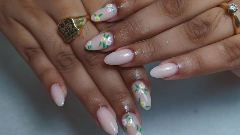 accent nails manicure