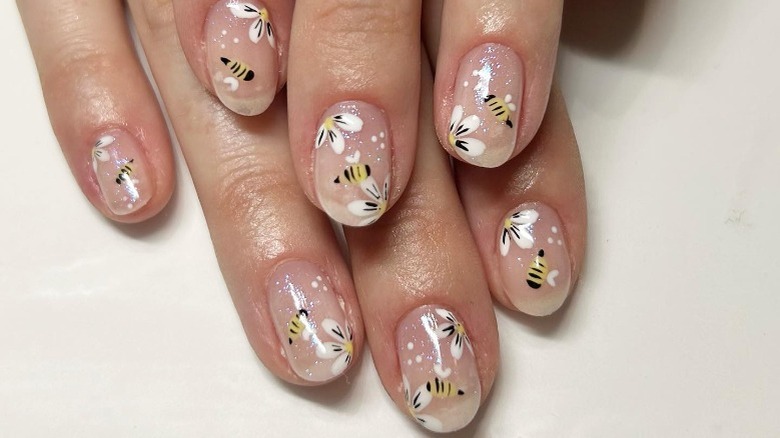 Bumble bee nail design