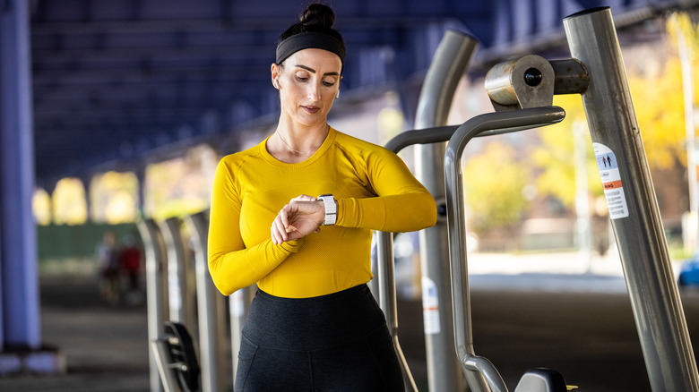 Woman wear long-sleeved crewneck shirt