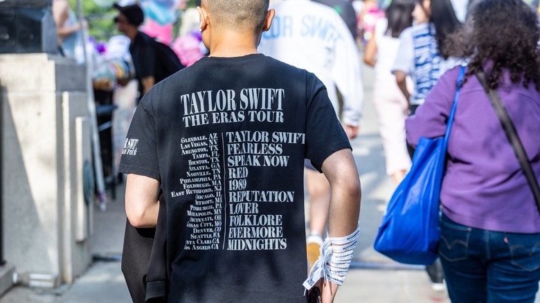 Taylor Swift fan wearing T-shirt