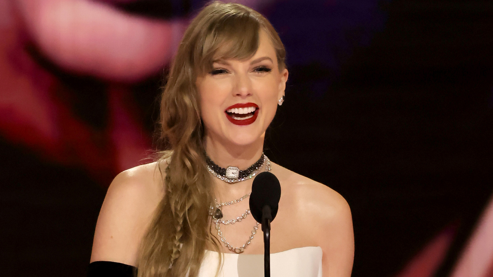 The genius of Taylor Swift wearing a watch as a choker to the Grammys