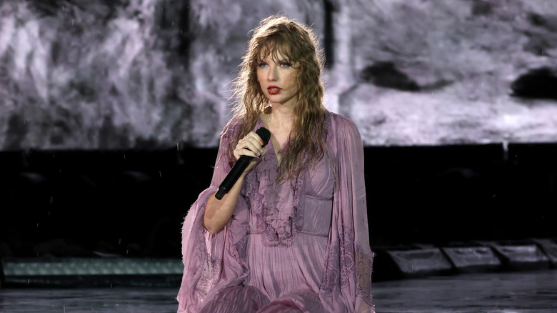 taylor swift performing