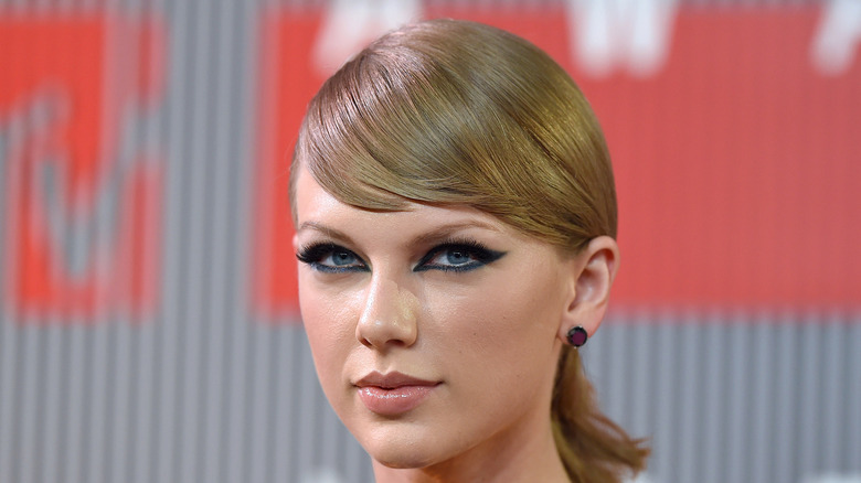 Taylor Swift 2015 VMA cat eye