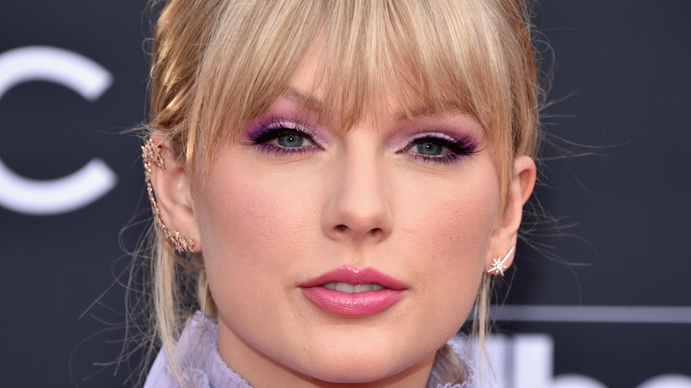 Taylor Swift lavender eyeshadow pink lips