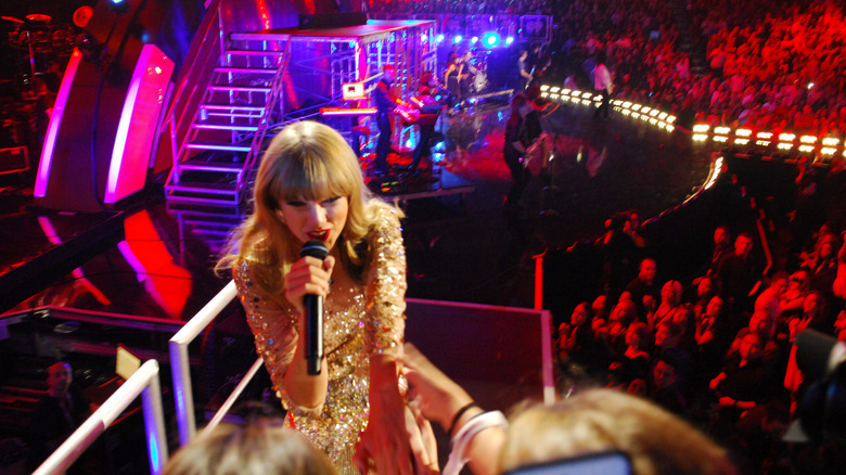 Taylor Swift performing iHeartRadio music festival