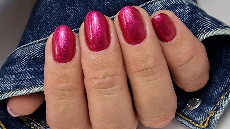 Short rounded glittery pink manicure