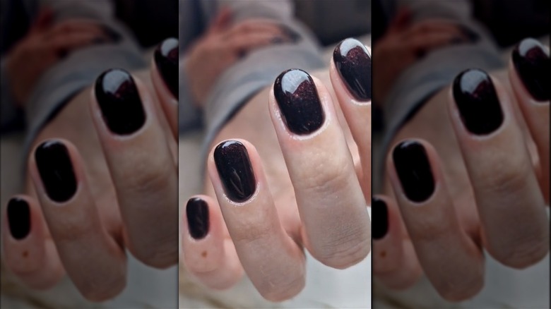 Rounded near-black glitter manicure