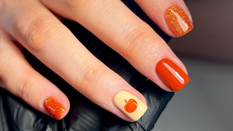 Pumpkin-inspired nail design