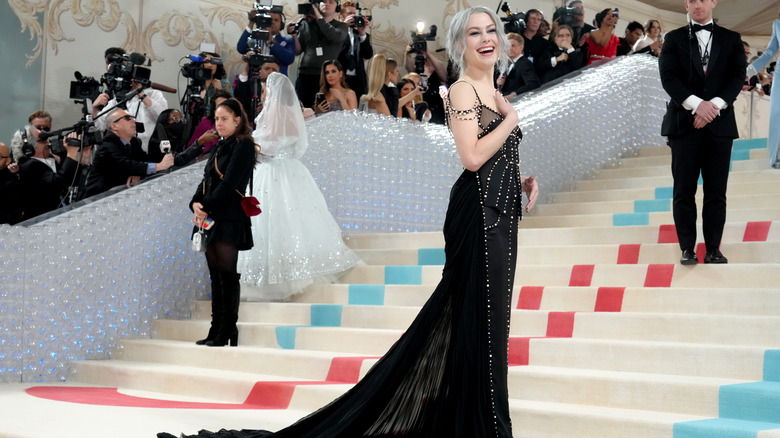 Phoebe Bridgers smiling on red carpet