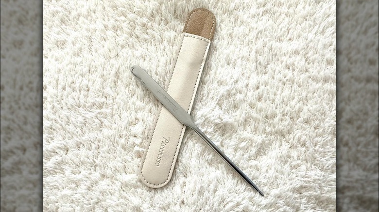 Piccasso makeup spatula on carpet