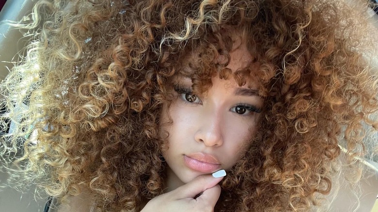 woman with 3c curly bangs