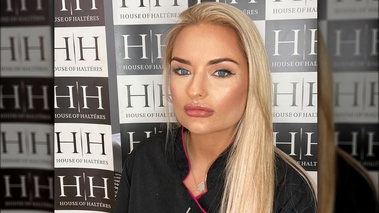 Woman wears heavy contour