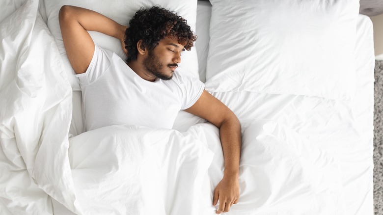 The Benefits Of Sleeping On Your Back And How To Train Yourself To Actually  Do It