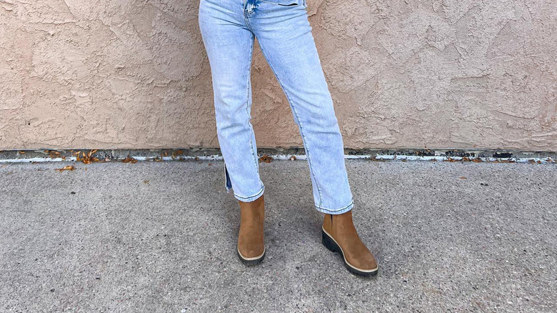 Straight-leg jeans with brown boots