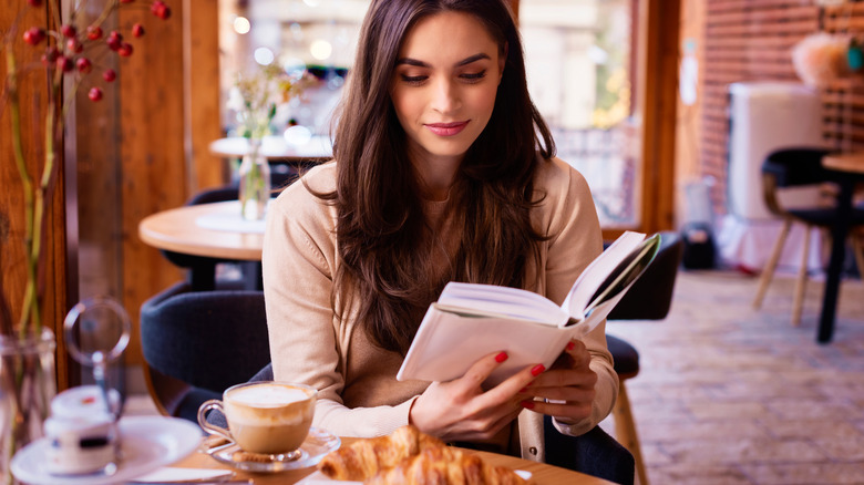 A woman reading in a coffee shop