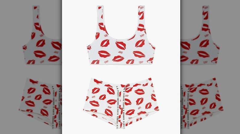 Kiss-print sports bra and shorts