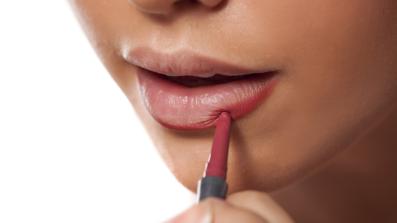 applying lip liner 