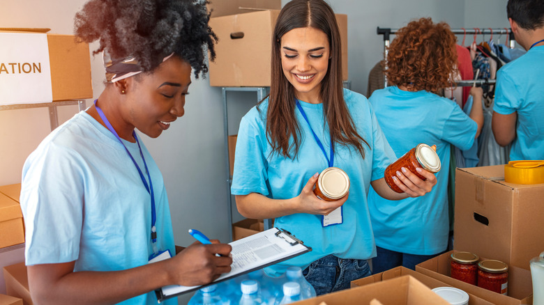 women doing volunteer work