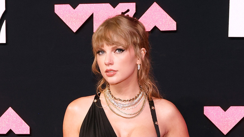 Taylor Swift gold chain necklaces