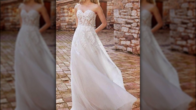 Romantic strapless wedding dress 