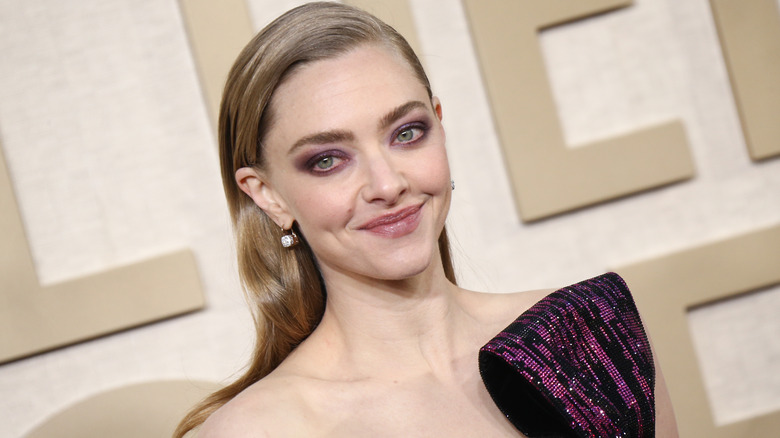 Amanda Seyfried wearing sparkly purple eyeshadow at the Golden Globes