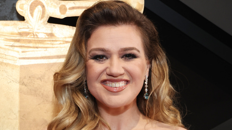 Kelly Clarkson wearing wavy hair Grammy Awards