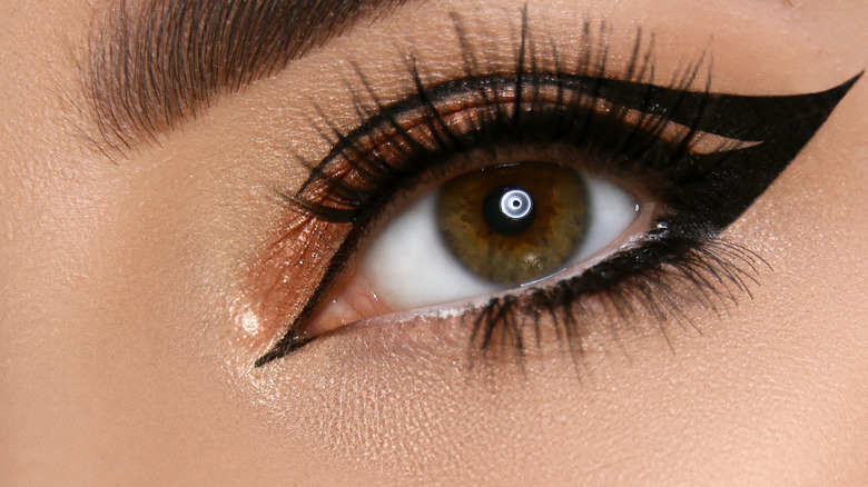 Inner eye makeup