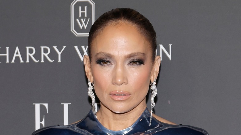 Jennifer Lopez nude lipstick smokey eye