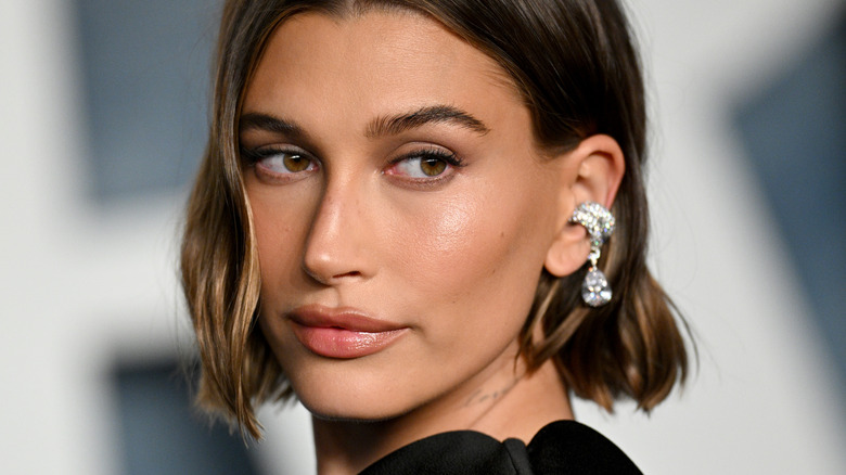 Hailey Bieber contour bob