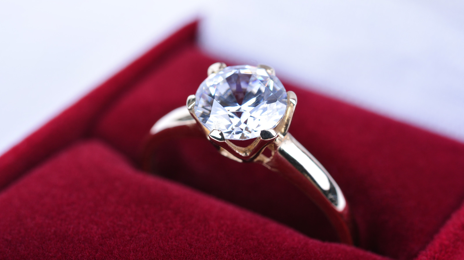 Помолвочное кольцо с бриллиантом Картье
